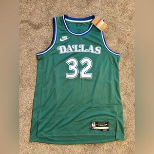 Nike men’s large Cooper Flag classic edition jersey